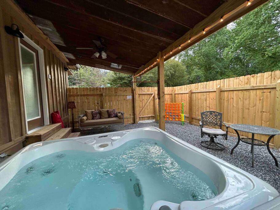 Blissful Nook Tiny Home ~ Cozy Retreat W/ Hot Tub; Near Town And Deep Creek Bryson City Bagian luar foto
