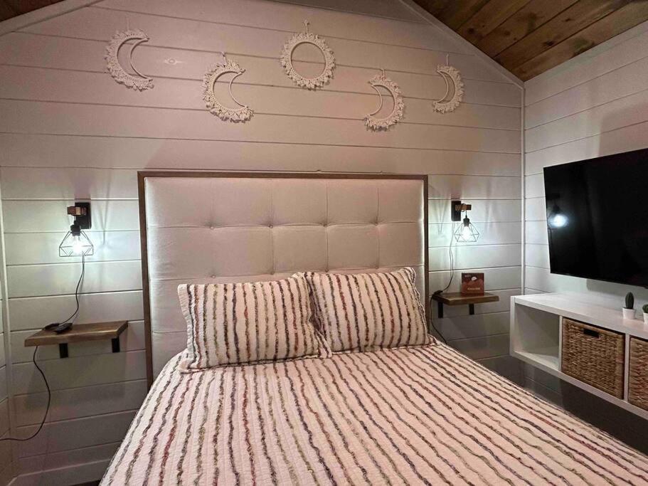 Blissful Nook Tiny Home ~ Cozy Retreat W/ Hot Tub; Near Town And Deep Creek Bryson City Bagian luar foto