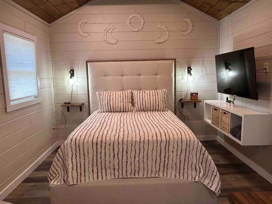Blissful Nook Tiny Home ~ Cozy Retreat W/ Hot Tub; Near Town And Deep Creek Bryson City Bagian luar foto