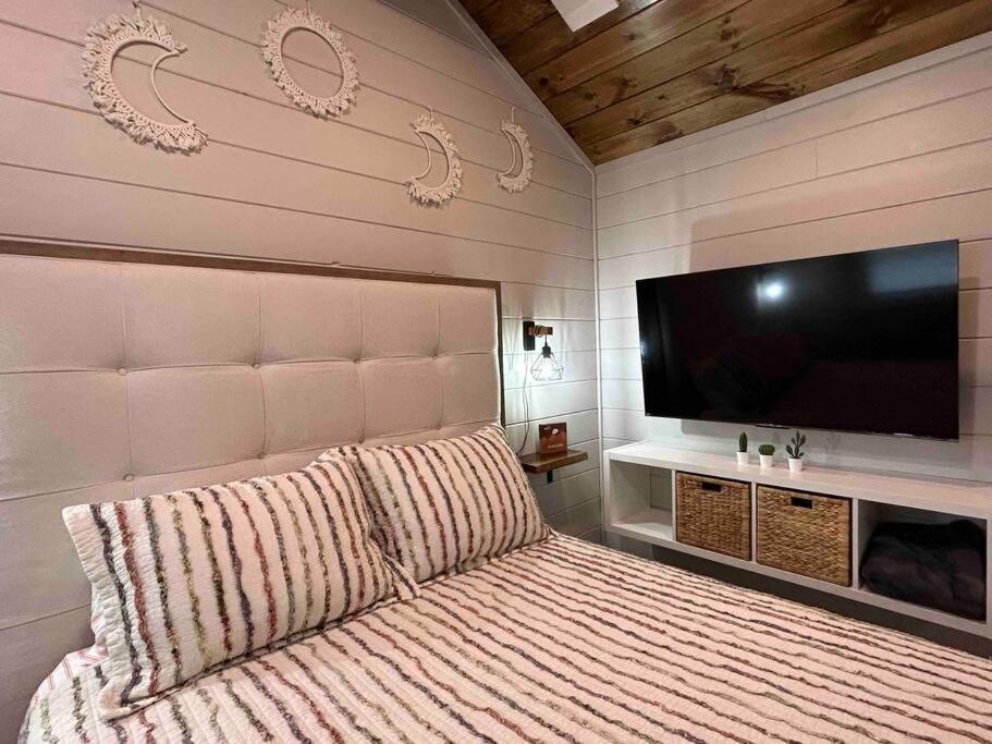 Blissful Nook Tiny Home ~ Cozy Retreat W/ Hot Tub; Near Town And Deep Creek Bryson City Bagian luar foto